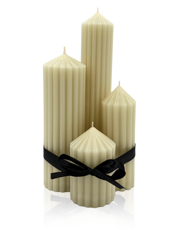 Zestaw żłobionych świec IONIS Bianco z bielonego wosku pszczelego w różnych wysokościach - VOSQUE candles