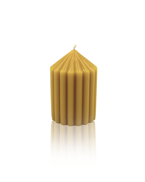 Kompaktowa żłobiona świeca IONIS D’oro 4,5/7 z żółtego wosku pszczelego - VOSQUE candles