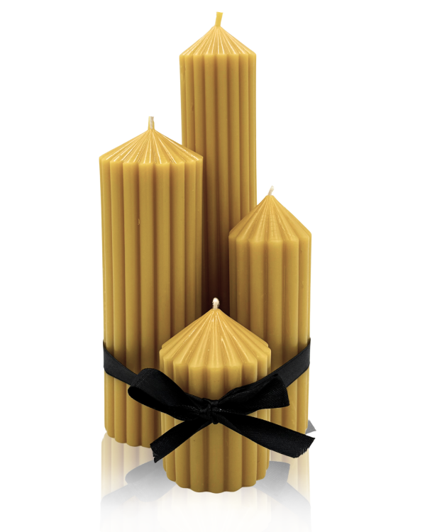Zestaw żłobionych świec IONIS D’oro z żółtego wosku pszczelego w różnych wysokościach - VOSQUE candles