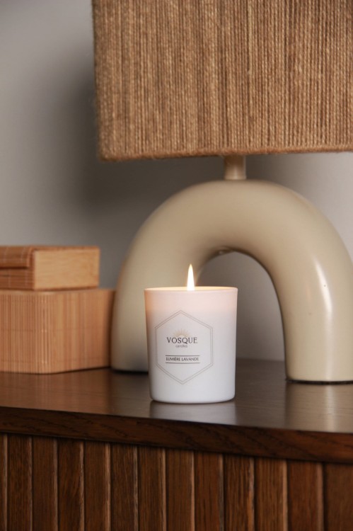 Świeca z wosku pszczelego LUMIERE LAVANDE 200 ml w białym szkle - naturalny zapach z olejków eterycznych - VOSQUE candles