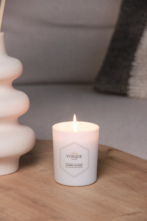 Świeca z wosku pszczelego LUMIERE LAVANDE 200 ml w białym szkle - naturalny zapach z olejków eterycznych - VOSQUE candles