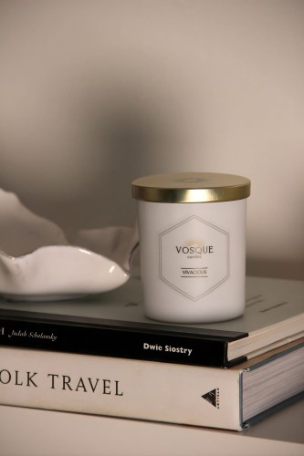 Świeca z wosku pszczelego VIVACIOUS 200 ml w białym szkle - cytrusowo-kwiatowy zapach werbeny i kwiatu pomarańczy - VOSQUE candles