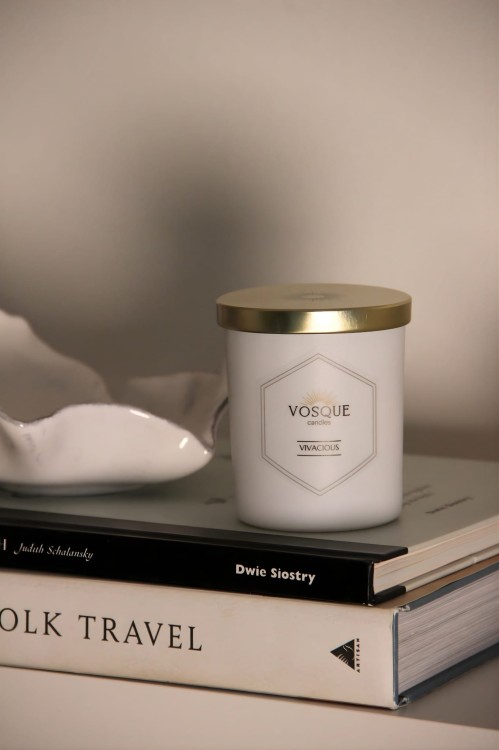 Świeca z wosku pszczelego VIVACIOUS 200 ml w białym szkle - cytrusowo-kwiatowy zapach werbeny i kwiatu pomarańczy - VOSQUE candles