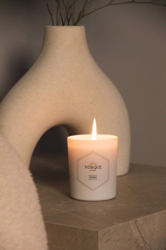 Świeca z wosku pszczelego CHARM 200 ml w białym szkle - zapach czarnej porzeczki, irysa i wanilii - VOSQUE candles