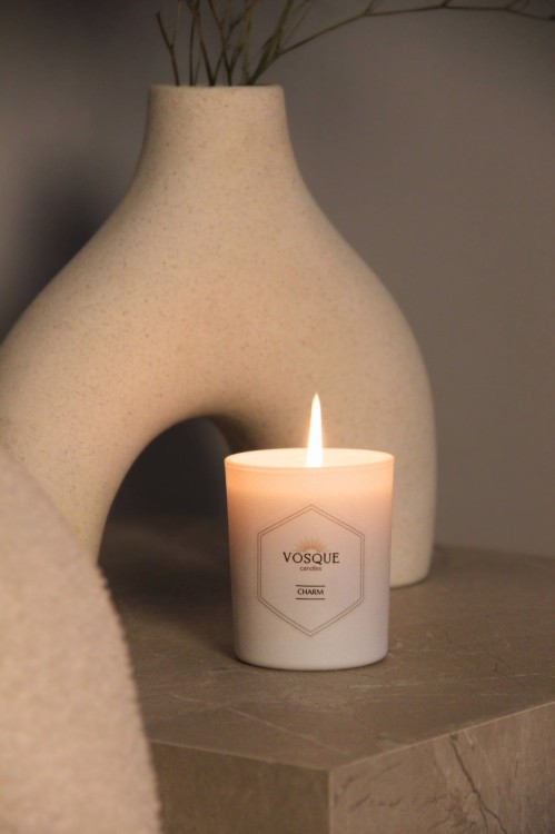 Świeca z wosku pszczelego CHARM 200 ml w białym szkle - zapach czarnej porzeczki, irysa i wanilii - VOSQUE candles