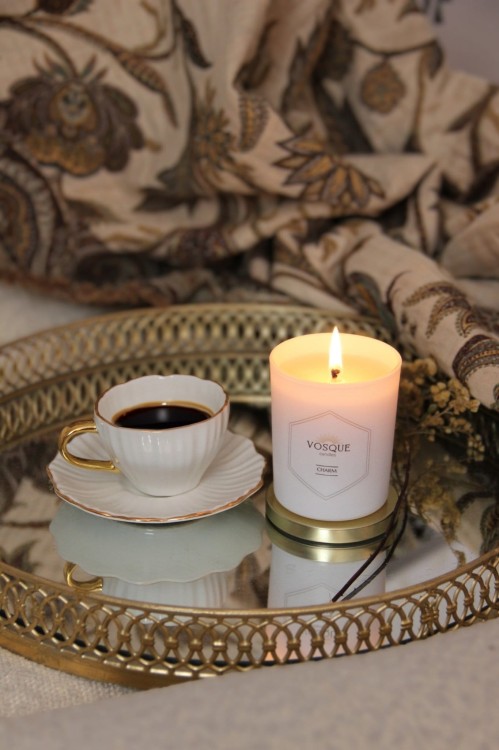 Świeca z wosku pszczelego CHARM 200 ml w białym szkle - zapach czarnej porzeczki, irysa i wanilii - VOSQUE candles