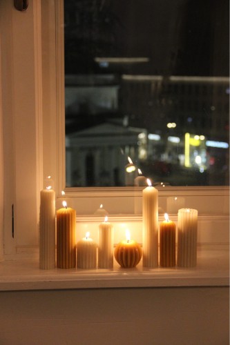 Wysoka żłobiona świeca IONIS Bianco 4/20 z bielonego wosku pszczelego - VOSQUE candles