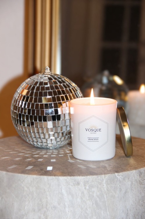 Świeca z wosku pszczelego VIVACIOUS 200 ml w białym szkle - cytrusowo-kwiatowy zapach werbeny i kwiatu pomarańczy - VOSQUE candles